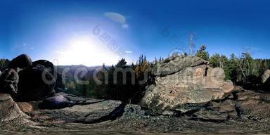 4K360VR虚拟现实的一个美丽的山景在秋天的时候。 野生西伯利亚山脉。